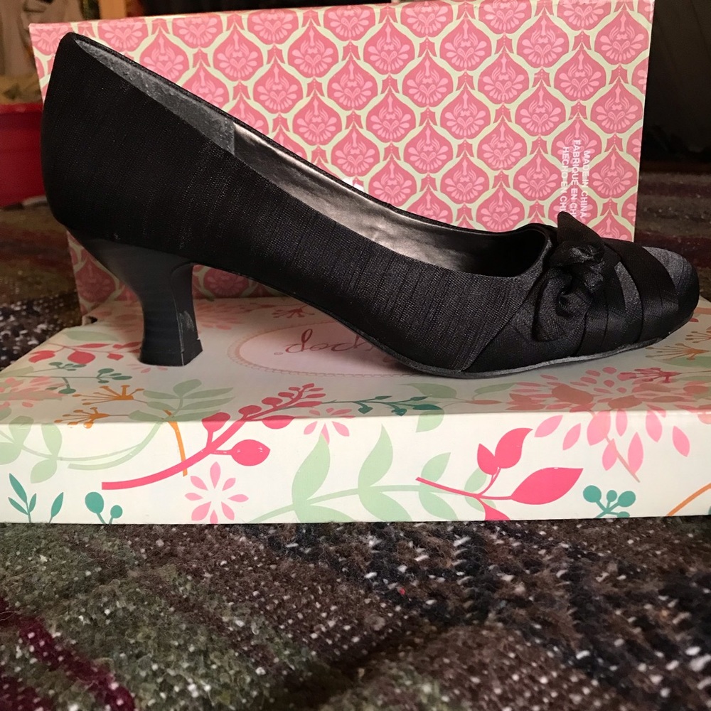 Black Pumps 9.5 satiny Excellent condition Kitten Heels